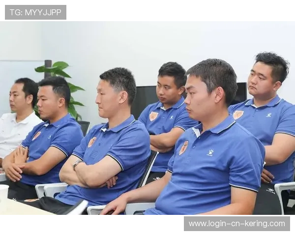 足球联赛在青训扶持中推动俱乐部共享教练资源与训练课程，足球训练团队